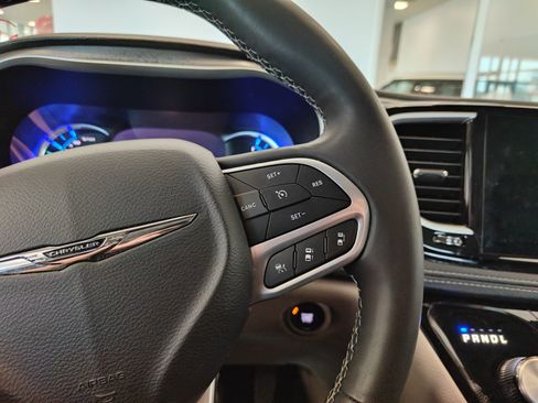 Used 2023 Chrysler Pacifica Touring-L FWD image 11