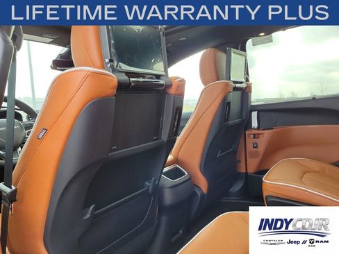 New 2026 Chrysler Pacifica Pinnacle w/ Trailer Tow Group AWD/4WD image 14