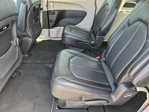 Used 2024 Chrysler Pacifica Touring-L FWD image 19