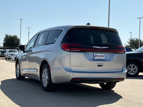 Used 2023 Chrysler Pacifica Touring-L FWD image 6
