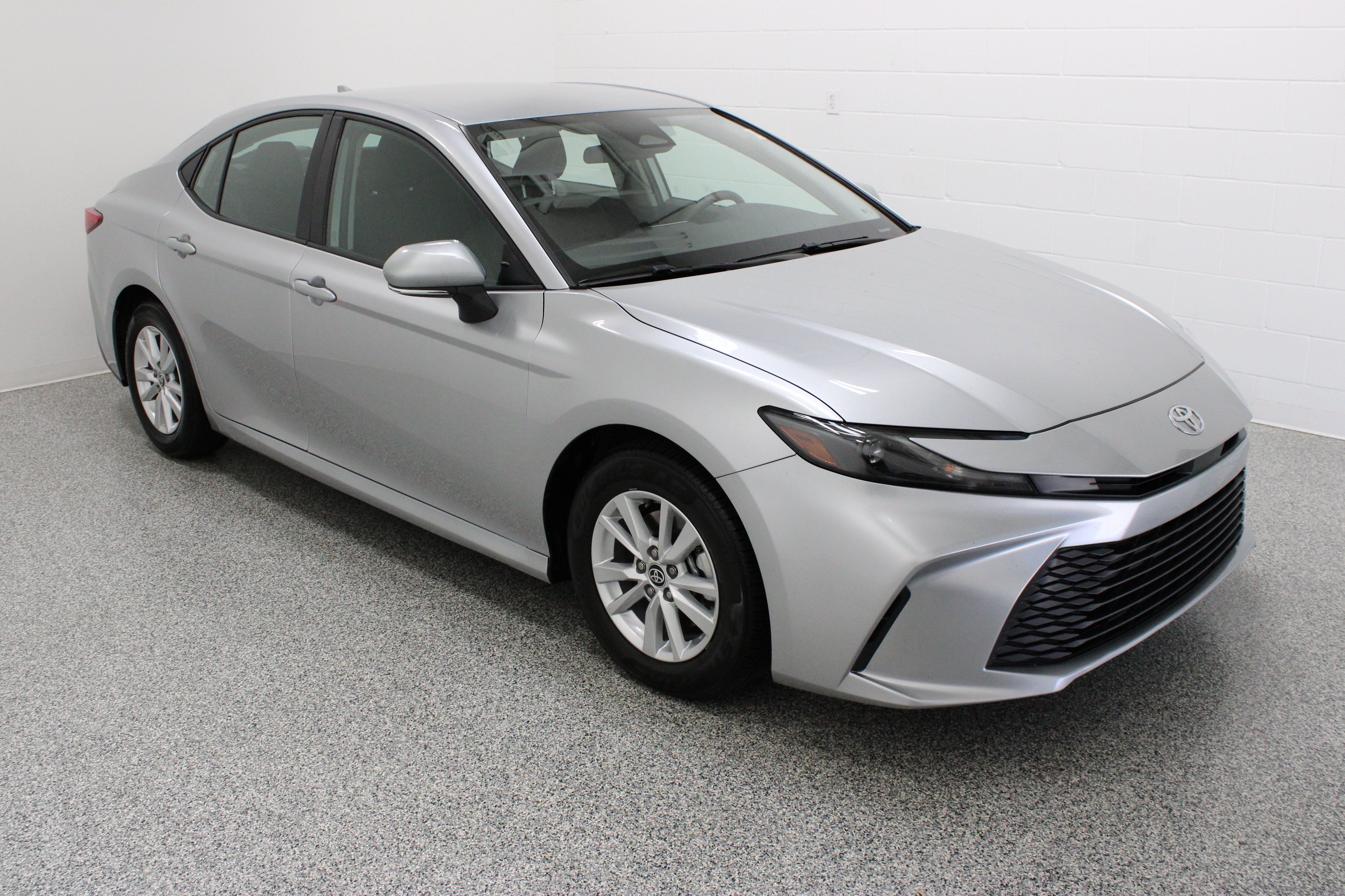 Used 2025 Toyota Camry LE FWD image 4