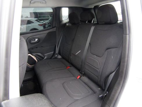 Used 2018 Jeep Renegade Latitude w/ Cold Weather Group image 20