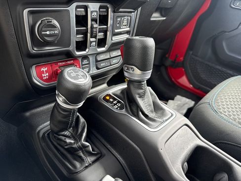 Used 2025 Jeep Wrangler Unlimited Rubicon 4xe w/ Convenience Group AWD/4WD image 21