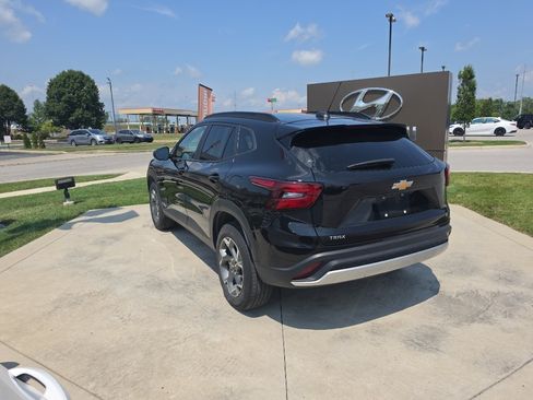 Used 2025 Chevrolet Trax LT FWD image 7