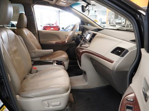 Used 2014 Toyota Sienna XLE w/ Entertainment Package image 33