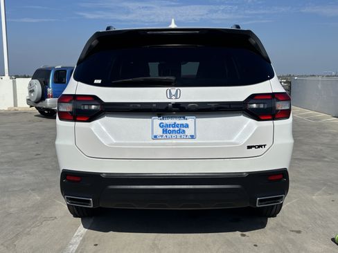 Used 2025 Honda Pilot Sport image 5