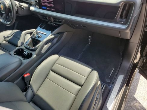 Certified 2025 Porsche Cayenne AWD/4WD image 19
