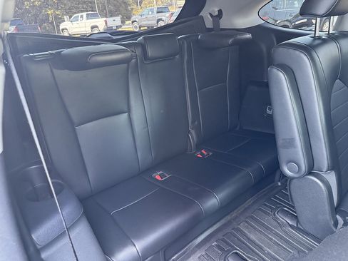 Used 2022 Toyota Highlander XLE AWD/4WD image 11