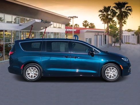 Certified 2025 Chrysler Pacifica Select image 2