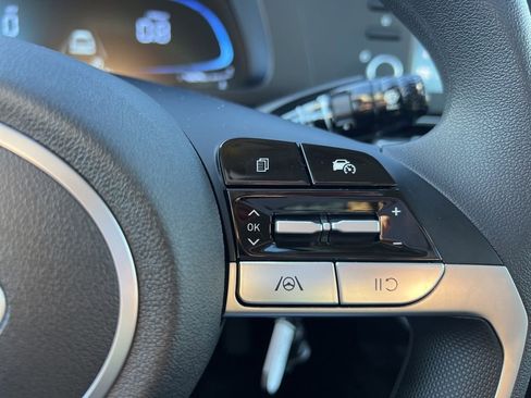 Used 2025 Hyundai Elantra SE image 17