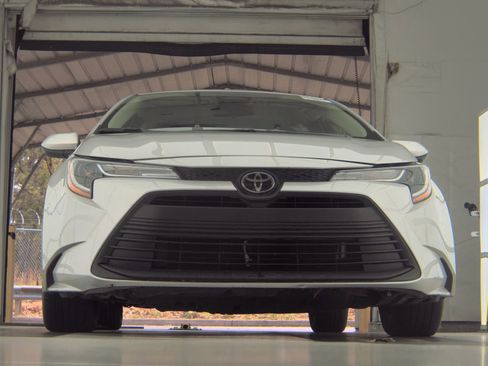 Used 2024 Toyota Corolla LE FWD image 2