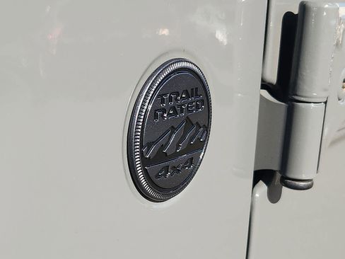 Used 2022 Jeep Gladiator Sport image 31