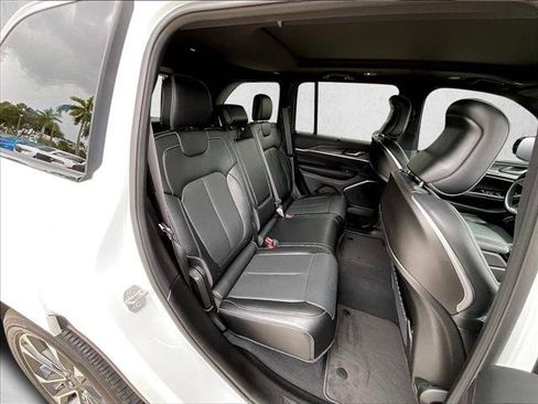 Used 2024 Jeep Grand Cherokee Overland w/ Luxury Tech Group IV AWD/4WD image 30