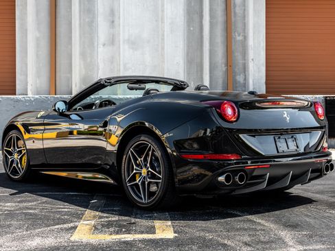Used 2017 Ferrari California T RWD image 18