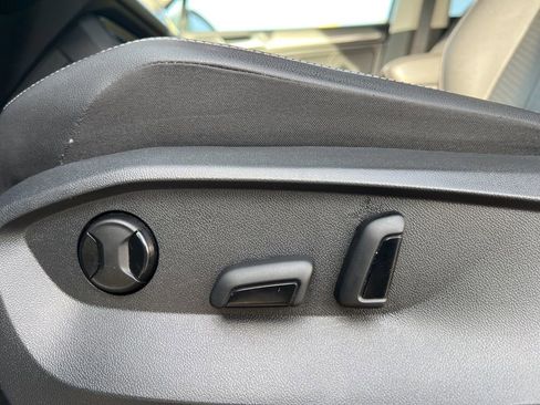 Used 2023 Volkswagen Tiguan SE image 10