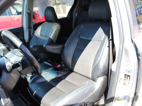 Used 2017 Toyota Sienna SE w/ SE Preferred Package image 17