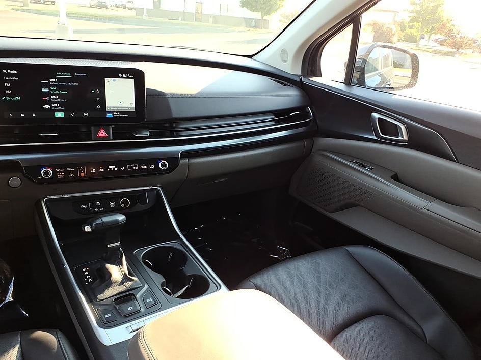 Used 2025 Kia Carnival FWD image 22