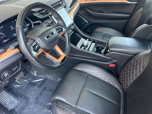 Used 2023 Jeep Grand Cherokee L Summit AWD/4WD image 10