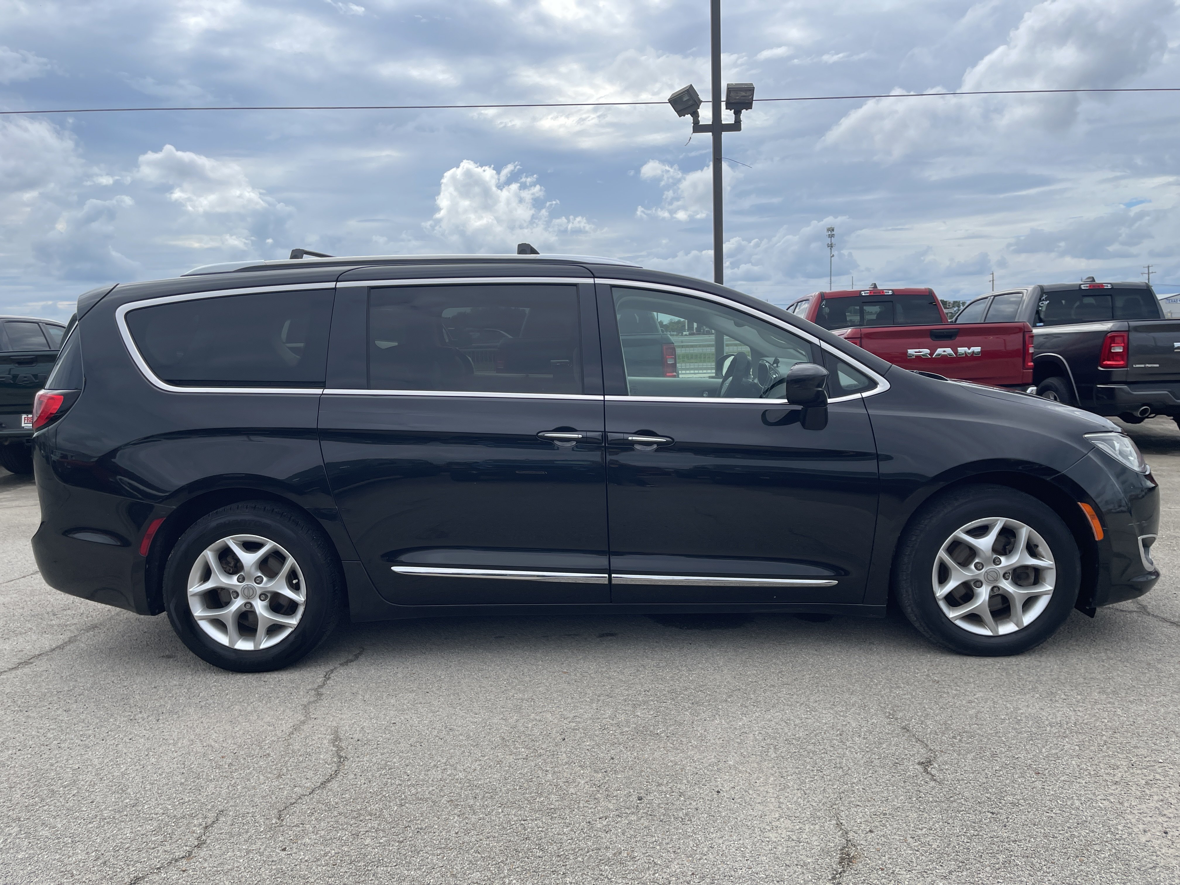Used 2020 Chrysler Pacifica Touring-L w/ Tire & Wheel Group FWD image 3