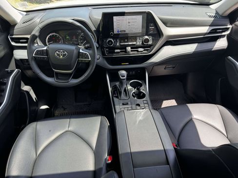 Used 2023 Toyota Highlander XLE AWD/4WD image 13