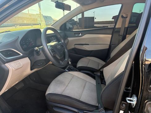 Used 2022 Hyundai Accent SE FWD image 2