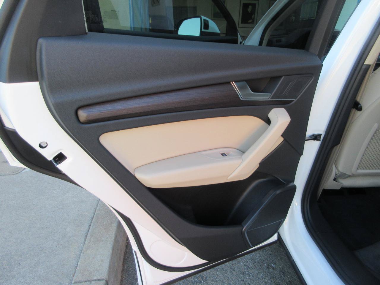 Used 2023 Audi Q5 2.0T Premium w/ Convenience Package AWD/4WD image 39