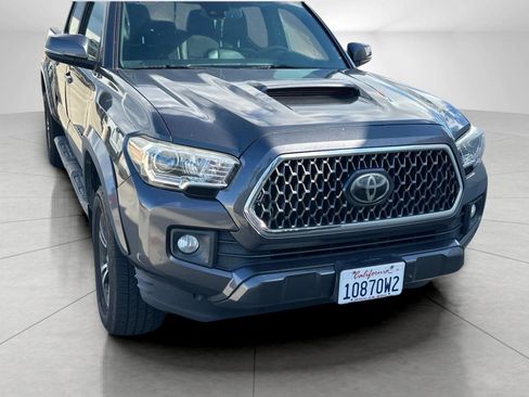 Used 2019 Toyota Tacoma TRD Sport image 4