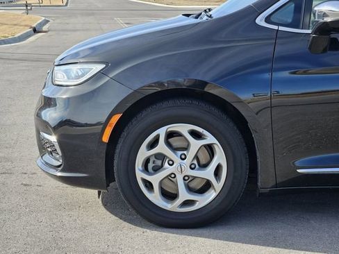 Used 2023 Chrysler Pacifica Limited image 10