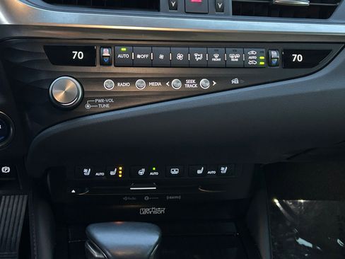 Used 2021 Lexus ES 300h Ultra Luxury image 22