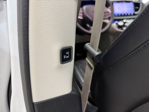 Used 2024 Chrysler Pacifica Touring-L image 25