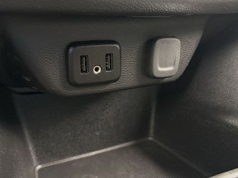 Used 2021 Chevrolet Traverse LT FWD image 22