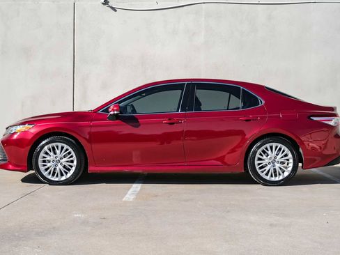 Used 2018 Toyota Camry XLE image 10