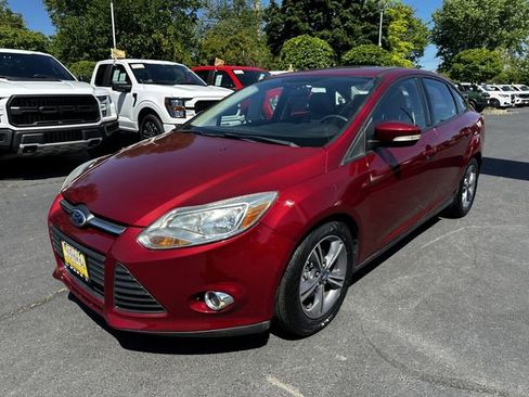 Used 2014 Ford Focus SE w/ SE Sport Package FWD image 9