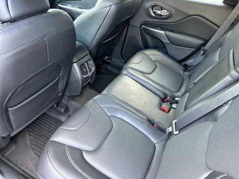 Used 2019 Jeep Cherokee Limited w/ Luxury Group AWD/4WD image 11