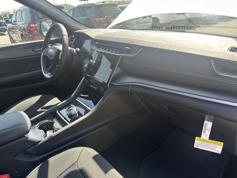 New 2025 Jeep Grand Cherokee L Laredo w/ Luxury Tech Group I image 29