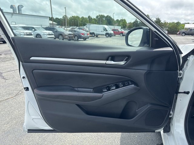 Used 2024 Nissan Altima 2.5 SR FWD image 8