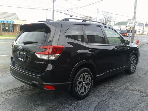 Used 2021 Subaru Forester Premium image 5