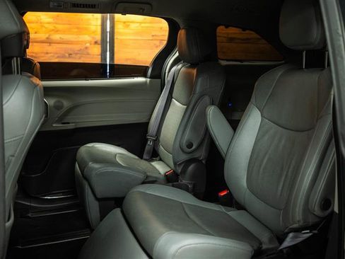 Used 2021 Toyota Sienna Limited image 11