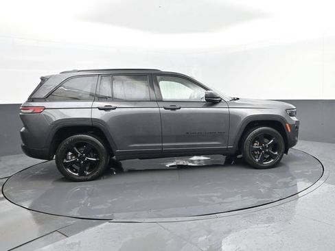 Used 2023 Jeep Grand Cherokee Altitude AWD/4WD image 4