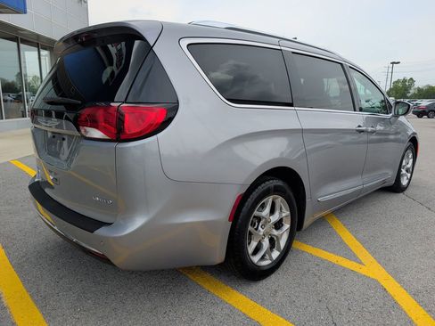 Used 2018 Chrysler Pacifica Limited FWD image 7