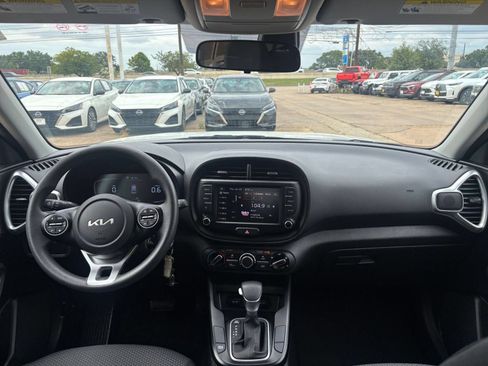 Used 2025 Kia Soul LX w/ LX Technology Package FWD image 31