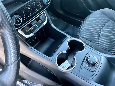 Used 2022 GMC Terrain SLE FWD image 16