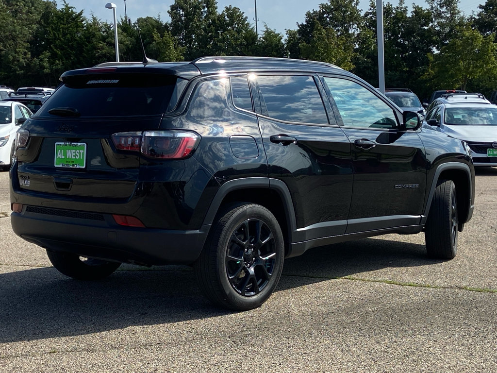 Used 2023 Jeep Compass Latitude w/ Sun and Sound Group AWD/4WD image 3