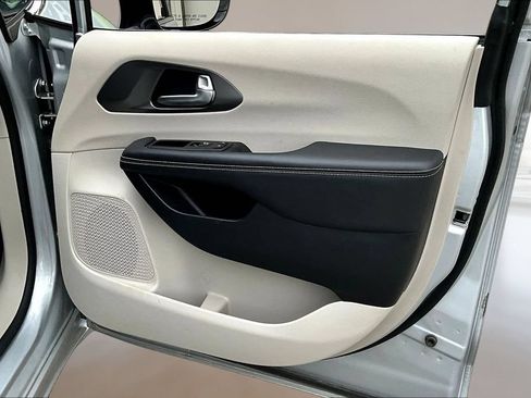 Used 2024 Chrysler Pacifica Touring-L FWD image 23
