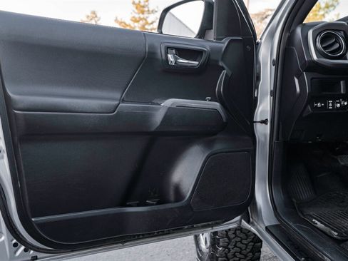 Used 2017 Toyota Tacoma TRD Off-Road w/ Tow Package (A/T) image 19