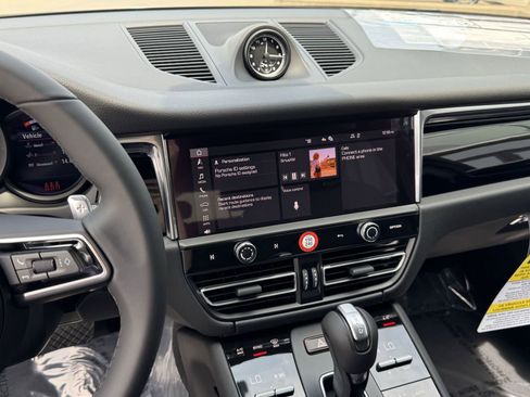 Certified 2025 Porsche Macan AWD/4WD image 23