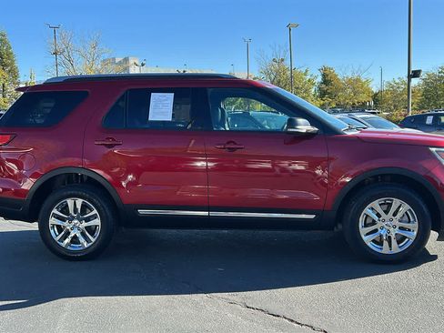 Used 2018 Ford Explorer XLT w/ Equipment Group 202A AWD/4WD image 4