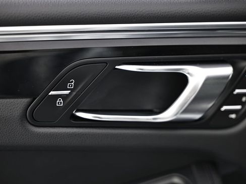 Certified 2026 Porsche Macan AWD/4WD image 20