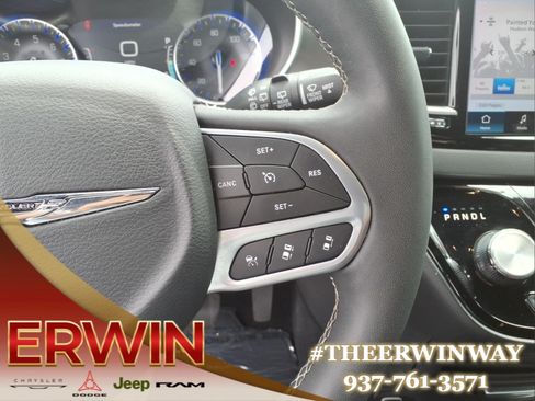 Certified 2025 Chrysler Pacifica Select FWD image 19