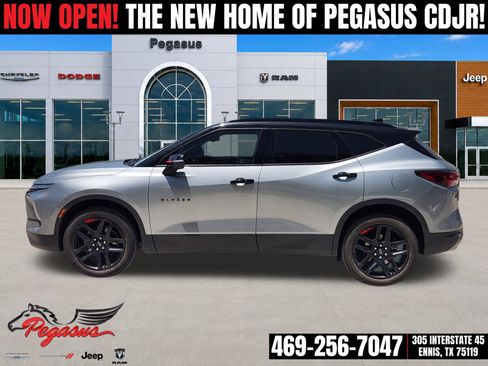 Used 2024 Chevrolet Blazer LT w/ Sound & Technology Package FWD image 3